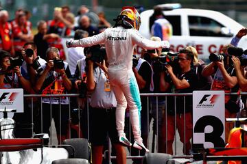 Lewis Hamilton ocelebrando su victoria en el Gran Premio de Bélgica. 