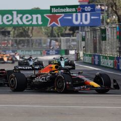 Pérez silencia al campeón y Alonso regala otro pasadón