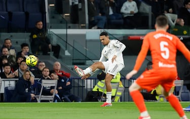 1-0. Gran pase de Trent Alexander-Arnold al área de la Real Sociedad. Gonzalo García, que se anticipa a su marcador, toca el balón sutilmente con su bota derecha y manda el balón al segundo palo, cruzado, para sorprender y superar a Alex Remiro.