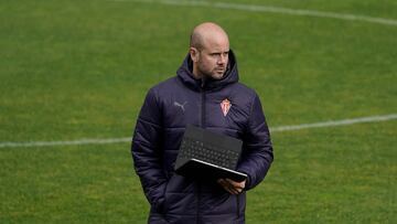 24/02/23  SPORTING DE GIJON  ENTRENAMIENTO RAMIREZ CON UN ORDENADOR