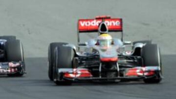 <b>UN CARRERÓN. </b>Hamilton tuvo un gran premios inspiradísimo y en la imagen adelanta a Vettel; más atrás, los dos Ferrari, que poco pudieron hacer en Shanghai.