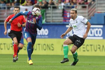 Matheus Aias, del Racing, en Eibar.