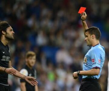 El arbitro Gil Manzano enseña tarjeta roja a Sergio Sánchez.