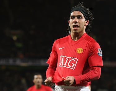 El argentino que militaba en el West Ham salió en calidad de cedido al Manchester United en 2007. Como ‘Red Devil’ hizo dos grandes temporadas, en las que levantó la alegría de Old Trafford con sus goles y desparpajo que ayudaron a conseguir numerosos éxitos, de los cuales destacan las dos Premier Leagues y la Champions League de 2008. Tévez anotó con la camiseta del United 34 goles y brindó 11 asistencias en 99 partidos, lo que provocó que Ferguson le quisiese en sus filas de manera definitiva. No obstante, Carlos se fue al club vecino, el Manchester City. Resulta ser un caso similar al de Courtois, pero ‘el Apache’ se marchó al equipo rival al año siguiente, lo que ocasionó un dolor irreparable en su exafición de inmediato.