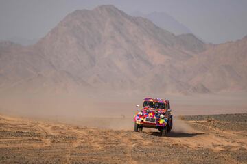 La conductora del Citroen 2CV, la checa Barbora Holicka, y su copiloto Lucie Engova conducen su coche (izq.) durante la etapa prólogo antes del rally Dakar 2024. 