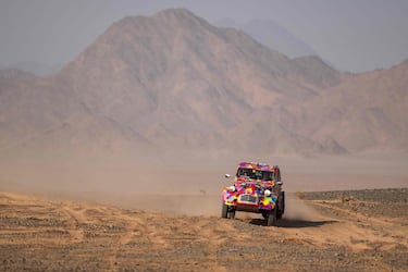 La conductora del Citroen 2CV, la checa Barbora Holicka, y su copiloto Lucie Engova conducen su coche (izq.) durante la etapa prólogo antes del rally Dakar 2024. 