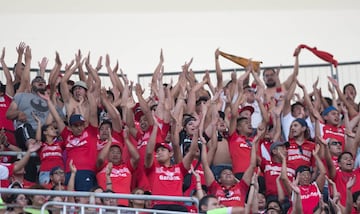 Calor, sol y pasión: el color de la afición en el Estadio Chivas