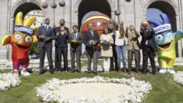 José Luis Sáez (centro), Ignacio Gonzalez (a su derecha), Ana Botella (a su izquierda) y los seleccionadores y jugadores posan con la Puerta de Alcalá de fondo.