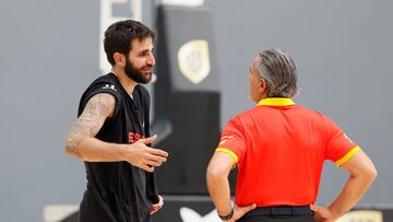 Sergio Scariolo y Ricky Rubio hablan durante un entrenamiento de la Selección.