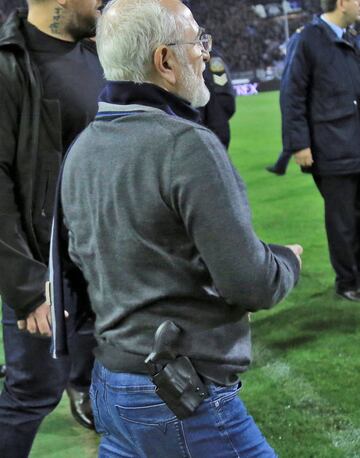 Ivan Savvidis, dueño del PAOK de Salónica, bajó al césped con un arma tras anular el árbitro un gol a su equipo en el tramo final del partido.