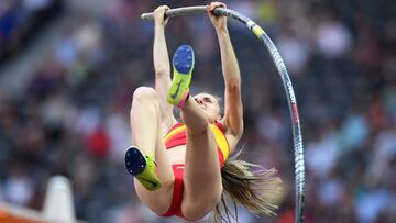 La espa&ntilde;ola Maialen Axpe compite en salto de p&eacute;rtiga durante los Europeos de Atletismo de Berl&iacute;n 2018.