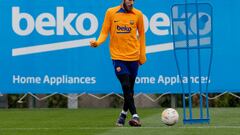 Mingueza golpea el balón durante un entrenamiento del Barcelona.