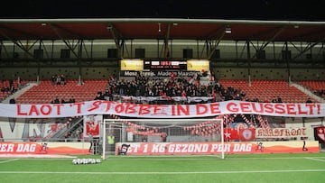 Un derbi neerlandés termina suspendido y con los antidisturbios en el césped