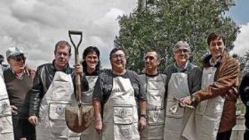 <b>PRIMER ALMUERZO TRAS EL DERBI. </b>Martín, Guasch, Diéguez, Sánchez Llibre y Rius fueron algunos de los invitados a la 'calçotada' de la Penya Blanc i Blava de Sant Boi.