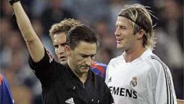 <B>APLAUSO.</B> Beckham aplaudió a Daudén después de que el árbitro le mostrara una tarjeta amarilla.