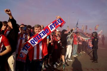 Caluroso recibimiento de los aficionados colchoneros al autobús rojiblanco en los aledaños del estadio Cívitas Metropolitano.