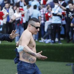 Tangana, invasión y carga policial en el derbi de 1ª RFEF de Balaídos