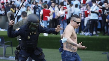 Un miembro de la UIP golpea con la porra a un aficionado del Celta a la conclusión del partido entre el filial celeste y el Deportivo en Balaídos.