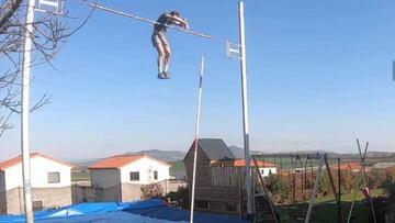 Lavillenie saltando en su jardín