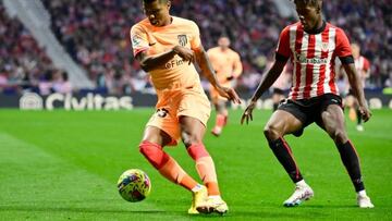 Atletico Madrid's Mozambican defender Reinildo Mandava (L) vies with Athletic Bilbao's Spanish forward Nico Williams during the Spanish League football match between Club Atletico de Madrid and Athletic Club Bilbao at the Wanda Metropolitano stadium in Madrid, on February 19, 2023. (Photo by JAVIER SORIANO / AFP) (Photo by JAVIER SORIANO/AFP via Getty Images)