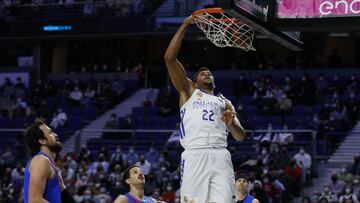 Walter Tavares realiza un mate ante Sanli y Laprovittola en el Madrid-Barcelona.