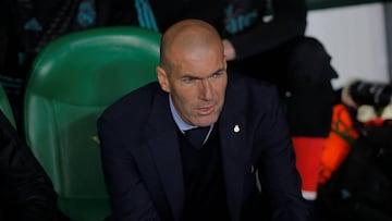 Zidane, pensativo durante el Betis - Real Madrid.