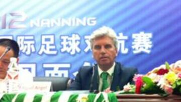 Guillén, presidente del Betis, en el acto de presentación de la gira.