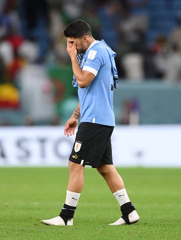Los nervios, primero, y la desolaci車n, despu谷s, en Luis Su芍rez tras quedar su selecci車n eliminada del Mundial en la recta final del partido al ganar Corea a Portugal.