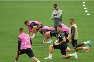 Los jugadores del Stuttgart, durante su entrenamiento en el Bernabéu.