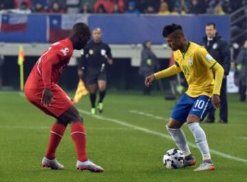 Neymar y Luis Advincula.