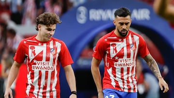 MADRID, 13/09/2025.- Los jugadores del Atlético de Madrid Julián Alvarez y Nico González, antes del partido de la jornada 4 de LaLiga de fútbol que Atlético de Madrid y Villarreal CF disputan este sábado en el estadio Metropolitano. EFE/Sergio Pérez