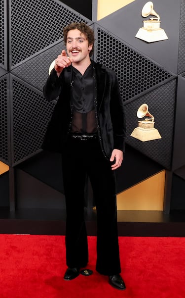 Benson Boone posa en la alfombra roja.