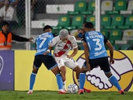 Blooming's forward #07 Miguel Villarroel, River Plate's forward #38 Ian Subiabre and Blooming's defender #03 Juan Valverde fight for the ball during the Copa Sudamericana group stage football match between Bolivia's Blooming and Argentina's River Plate at the Ramon Aguilera Costas stadium in Santa Cruz de la Sierra, Bolivia, on April 8, 2026. (Photo by AIZAR RALDES / AFP)