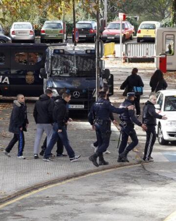 Seguidores del Deportivo de la Coruña en las puertas del hospital Clínico, donde se encuentra el seguidor fallecido, tras la reyerta en los aledaños del Calderón.