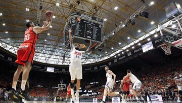 Joan Sastre anota una canasta durante el cuarto partido de la final de la Liga Endesa.