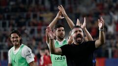 PAMPLONA, 07/10/2022.- El técnico italiano del Valencia, Gennaro Gattuso, celebra con sus jugadores la victoria conseguida frente a Osasuna a la finalización del encuentro correspondiente a la octava jornada de primera división que han disputado hoy viernes en el estadio de El Sadar, en Pamplona. EFE / Jesús Diges.
