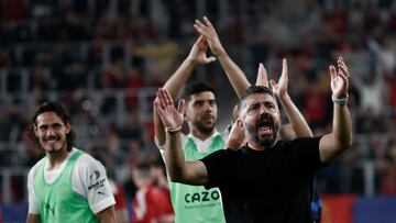 PAMPLONA, 07/10/2022.- El técnico italiano del Valencia, Gennaro Gattuso, celebra con sus jugadores la victoria conseguida frente a Osasuna a la finalización del encuentro correspondiente a la octava jornada de primera división que han disputado hoy viernes en el estadio de El Sadar, en Pamplona. EFE / Jesús Diges.