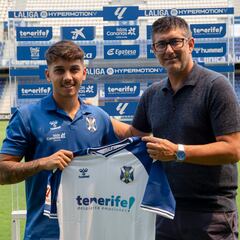 Pablo Hernández firma su contrato profesional
