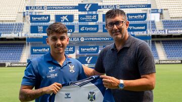 Pablo Hern¨¢ndez firma su contrato profesional