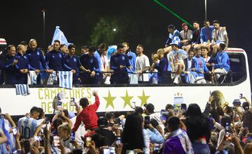 Los jugadores de la selección argentina celebran el campeonato del mundo junto a sus seguidores argentinos. 