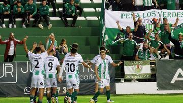 Los jugadores del Antequera festejan el 1-0 de Fomeyen al Linares.