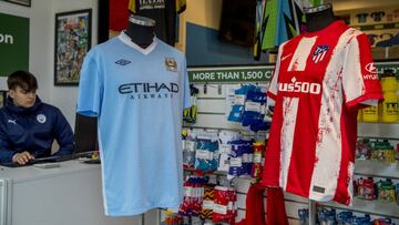 Camisetas del Manchester City y del Atlético en una tienda de la ciudad.