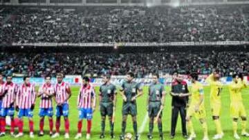 <b>FORMACIONES INICIALES. </b>Los jugadores del Atlético y Villarreal saludan antes de comenzar el partido de ayer en el Vicente Calderón.