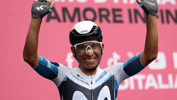 Movistar Team's Colombian rider Nairo Quintana waves during the ceremony held ahead of the start of the 9th stage of the 108th Giro d'Italia cycling race of 181kms from Gubbio to Siena on May 18, 2025. (Photo by Luca Bettini / AFP)