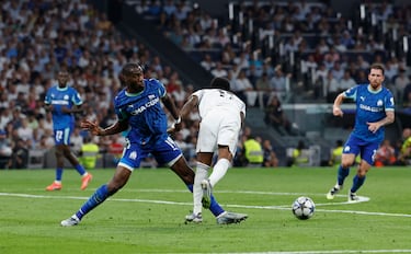 Geoffrey Kondogbia mete la pierna y derriba a Rodrygo dentro del área.