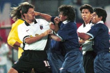 En la Copa Ciudad de Santiago 1999, Colo Colo y la U armaron una batalla campal en el estadio Nacional. Primero Luis Musrri golpe&oacute; a Cristi&aacute;n Uribe y luego Ricardo Rojas propin&oacute; un pu&ntilde;etazo a Marco Villaseca.