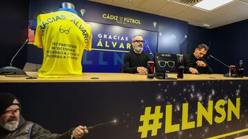Álvaro Cervera, ex entrenador del Cádiz, se despide en rueda de prensa.