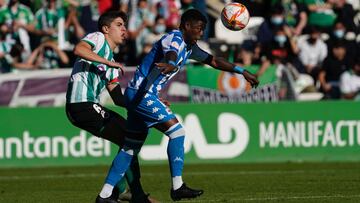 William de Camargo se lleva un bal&oacute;n con la cabeza ante un defensor c&aacute;ntabro. 