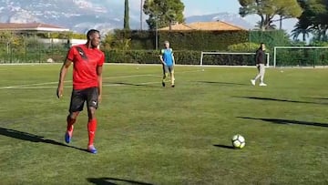 Usain Bolt busca tocar el bal&oacute;n durante un partidillo de f&uacute;tbol en M&oacute;naco.