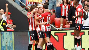 BILBAO (ESPA?A), 29/09/2024.- El centrocampista del Athletic Jauregizar (2i) celebra tras anotar el 1-0 durante el partido de LaLiga entre el Athletic de Bilbao y el Sevilla disputado este domingo en el estadio San Mam¨¦s en Bilbao. EFE/ Miguel To?a